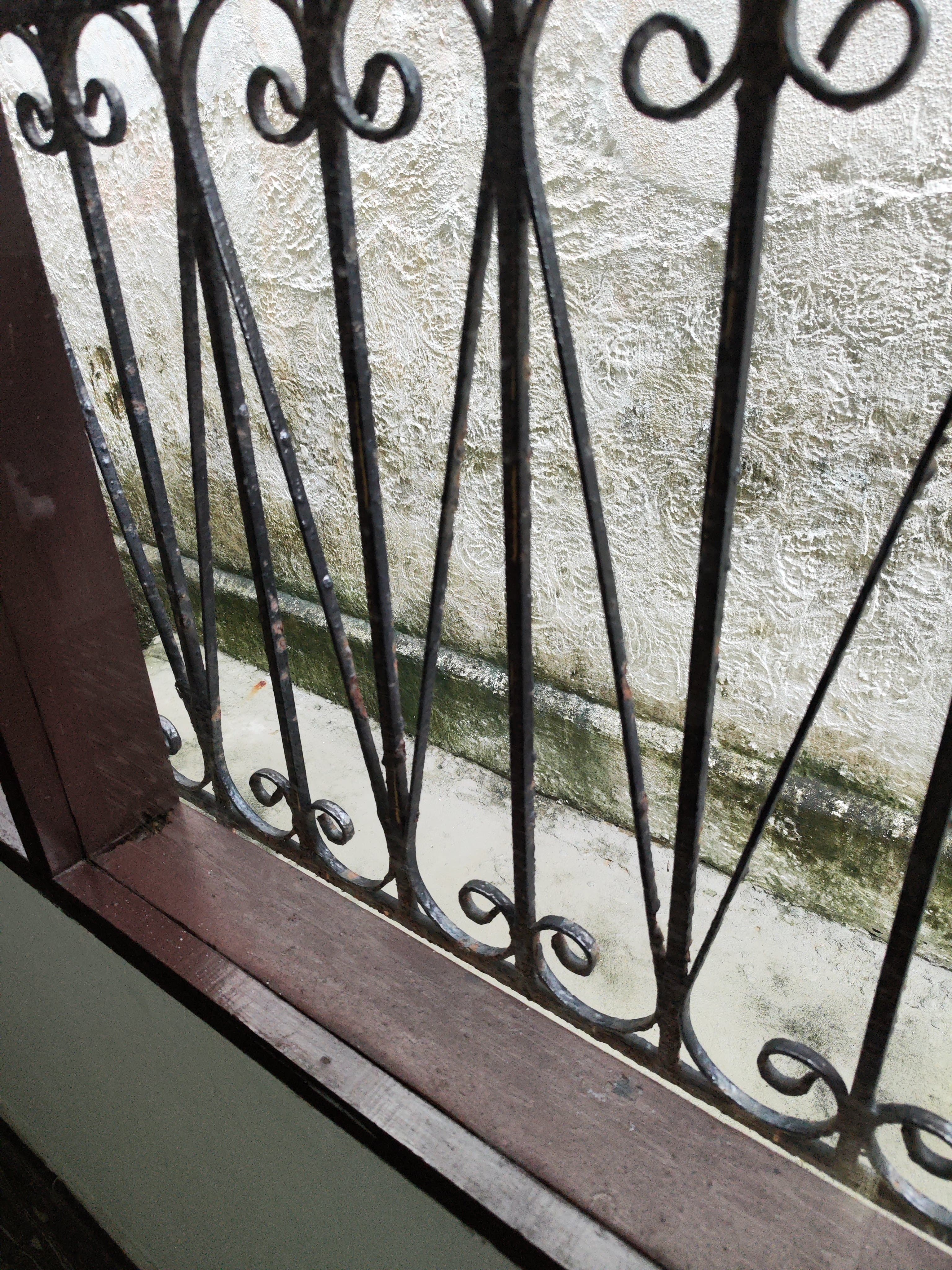 Reja metálica y texturas del muro exterior