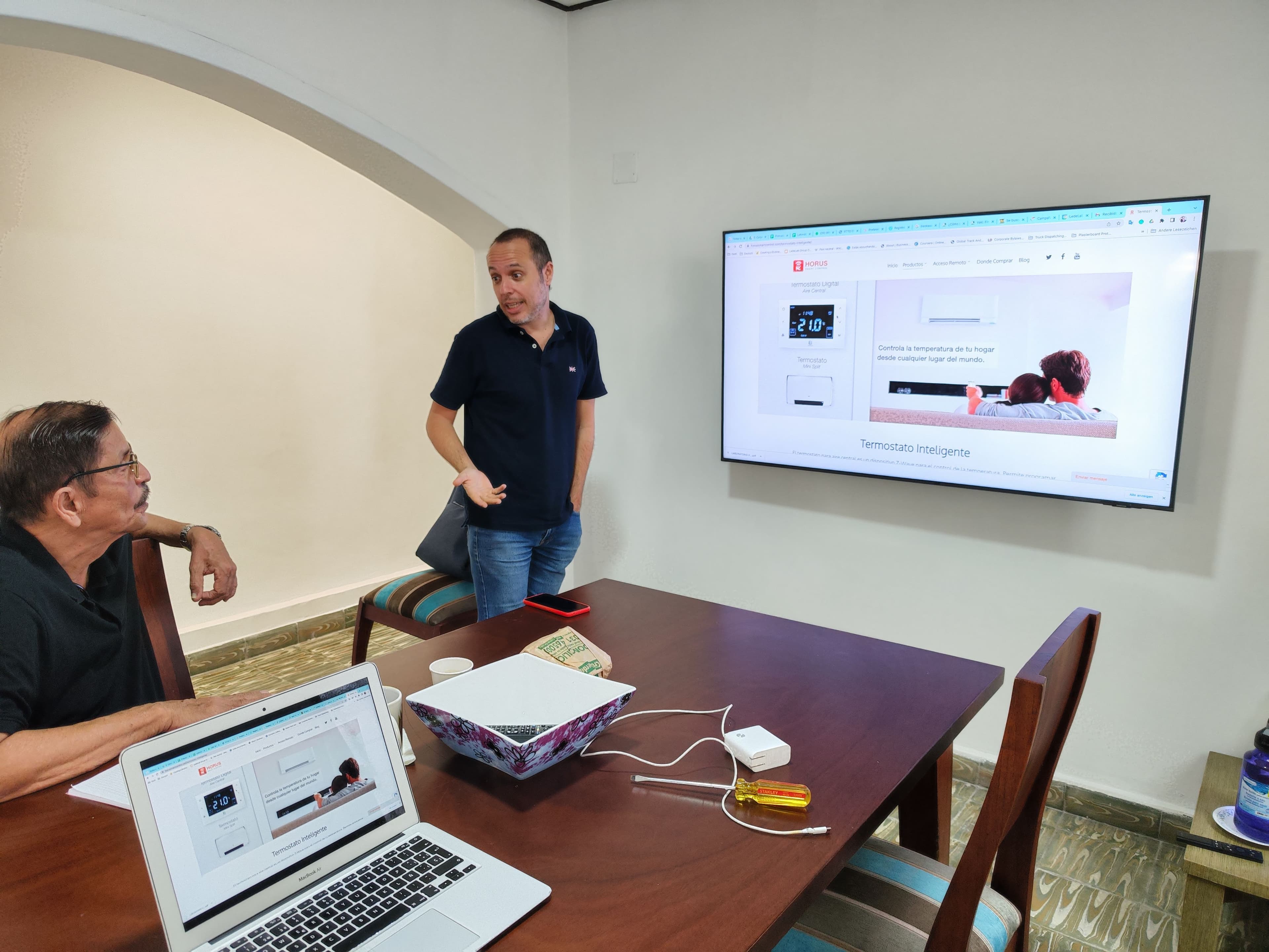 Expositor mostrando termostato inteligente en pantalla