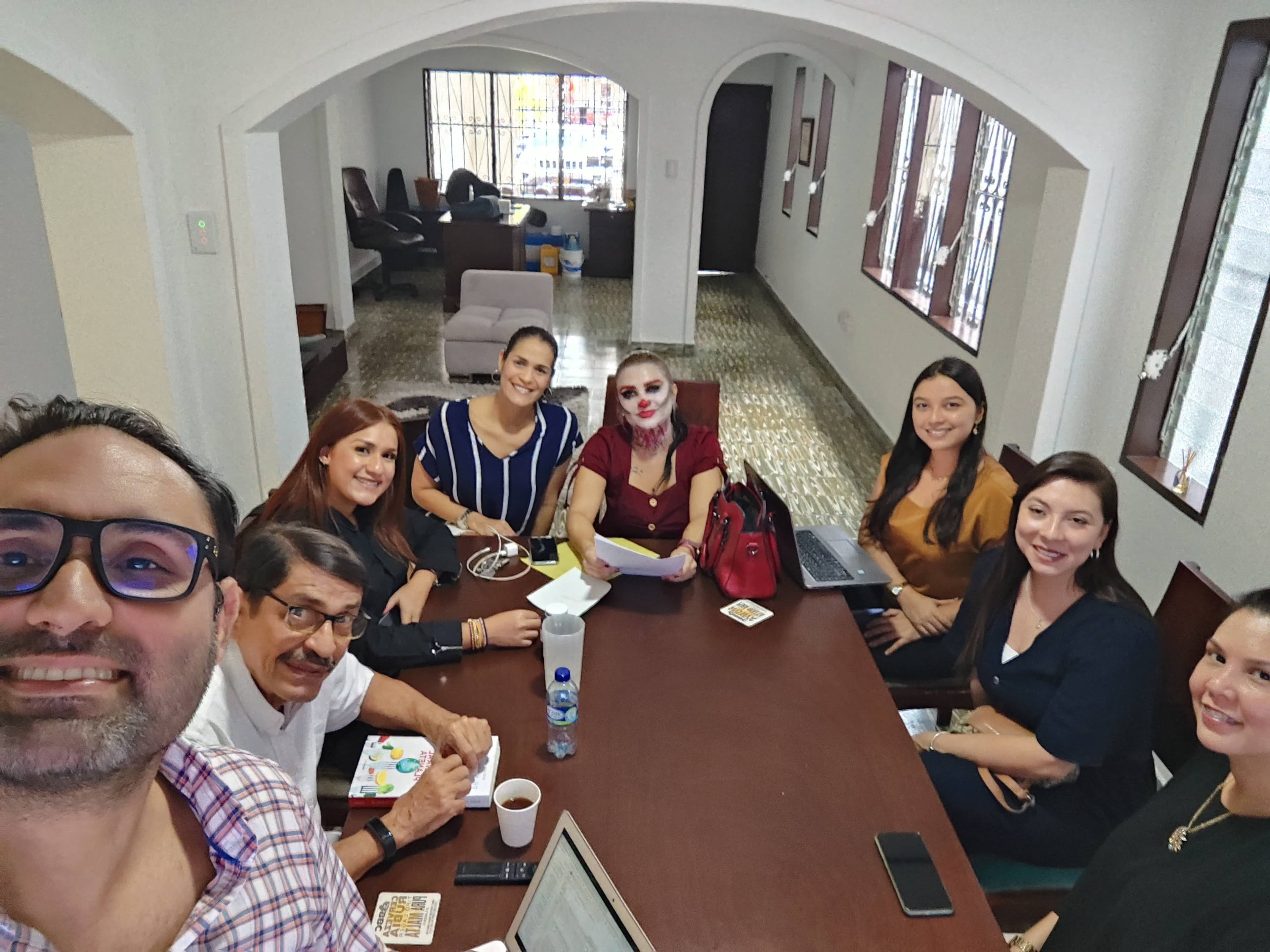 Foto grupal alrededor de la mesa en ambiente informal